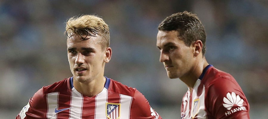 Griezmann dialoga con Koke Griezmann dialoga con Koke