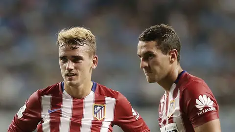 Griezmann dialoga con Koke Griezmann dialoga con Koke