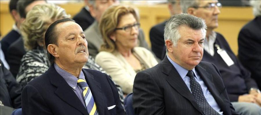 El ex alcalde de Marbella, Julián Muñoz (i), y el asesor urbanístico, Juan Antonio Roca (d), durante el juicio por el caso Saqueo II, en 2013 El ex alcalde de Marbella, Julián Muñoz (i), y el asesor urbanístico, Juan Antonio Roca (d), durante el juicio por el caso Saqueo II, en 2013