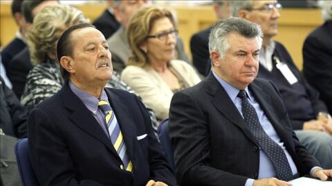 El ex alcalde de Marbella, Juli&aacute;n Mu&ntilde;oz (i), y el asesor urban&iacute;stico, Juan Antonio Roca (d), durante el juicio por el caso Saqueo II, en 2013