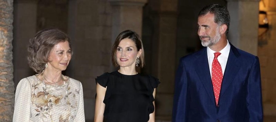 Los Reyes acompañados por Doña Sofía Los Reyes acompañados por Doña Sofía