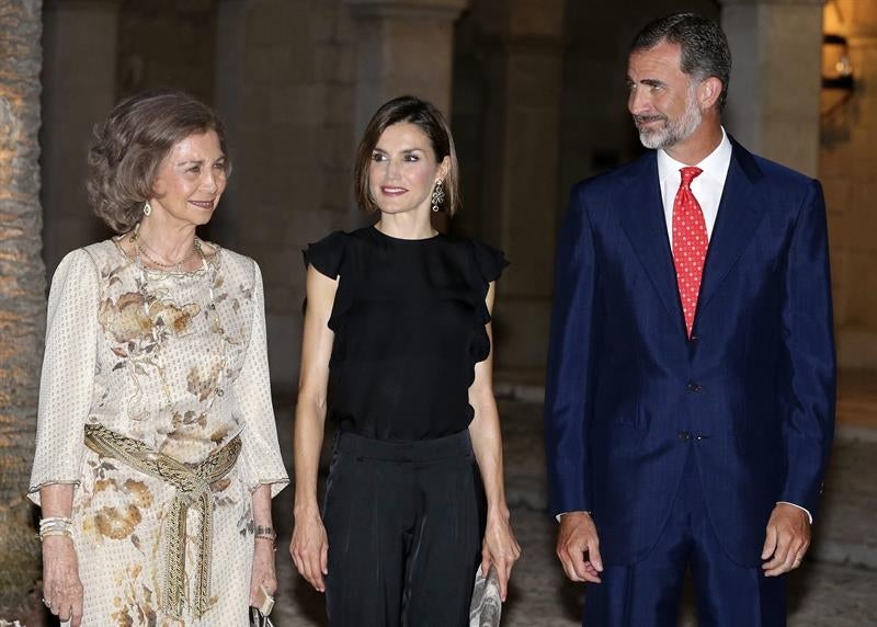 Los Reyes se acercan a la sociedad balear con una recepción en el Palacio de la Almudaina Los Reyes se acercan a la sociedad balear con una recepción en el Palacio de la Almudaina