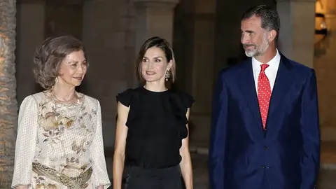 Los Reyes acompañados por Doña Sofía Los Reyes acompañados por Doña Sofía