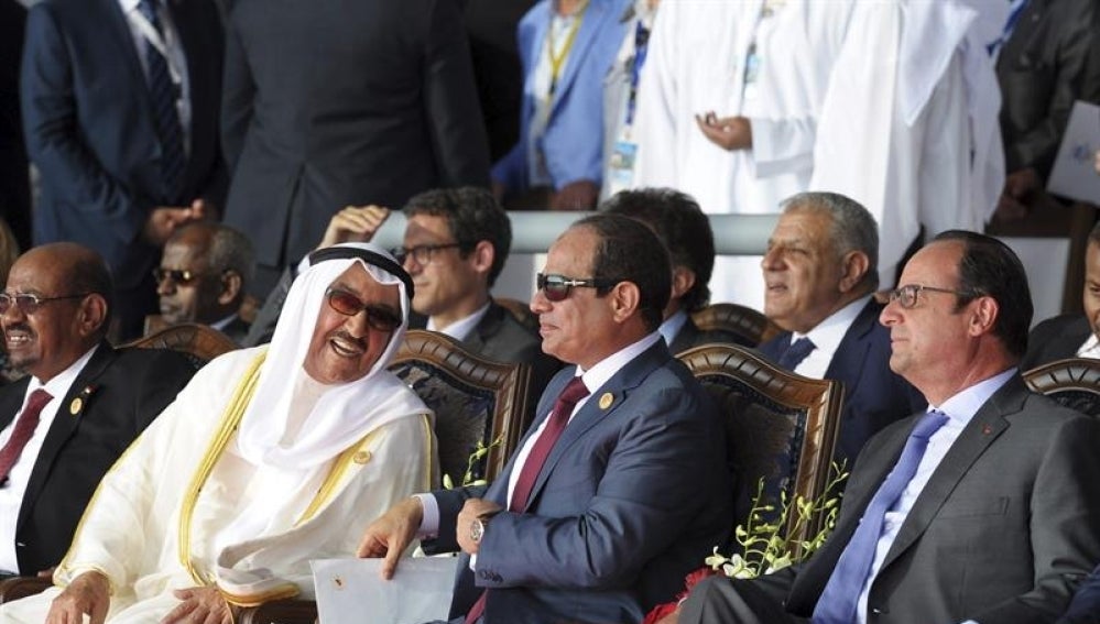 El presidente egipcio junto con el presidente francés François Hollande y el emir de Kuwait