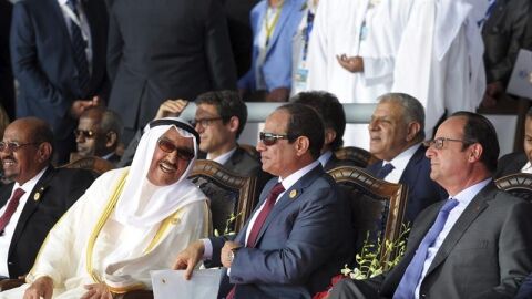 El presidente egipcio junto con el presidente franc&eacute;s Fran&ccedil;ois Hollande y el emir de Kuwait
