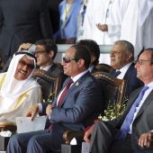 El presidente egipcio junto con el presidente francés François Hollande y el emir de Kuwait