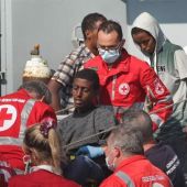 Miembros de la Cruz Roja asisten varios de los 373 inmigrantes rescatados en el naufragio del Canal de Sicilia