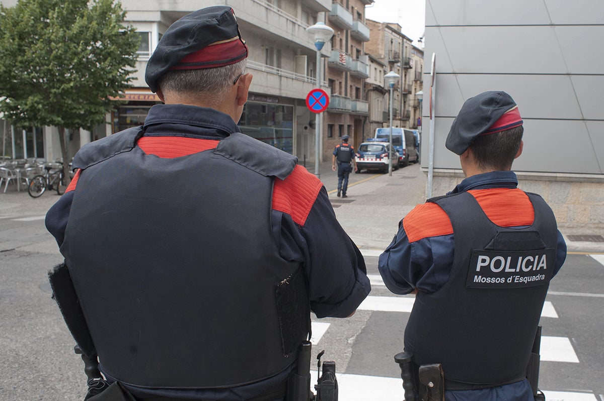 Siete okupas se niegan a salir de una casa que estaba siendo desalojada por los Mossos Siete okupas se niegan a salir de una casa que estaba siendo desalojada por los Mossos