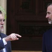El presidente del Gobierno, Mariano Rajoy, con el rey Felipe VI