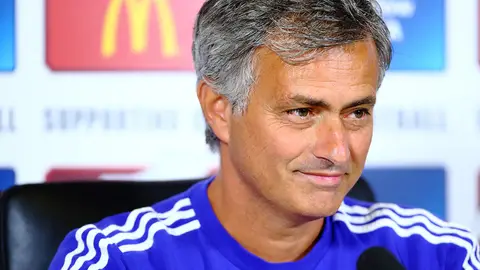 Mourinho sonríe en rueda de prensa Mourinho sonríe en rueda de prensa