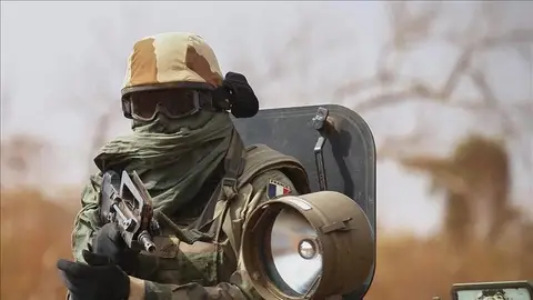 Fotografía de archivo fechada el 27 de enero de 2013, que muestra a un soldado francés a bordo de un vehículo militar en Mali Fotografía de archivo fechada el 27 de enero de 2013, que muestra a un soldado francés a bordo de un vehículo militar en Mali