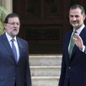 El presidente del Gobierno, Mariano Rajoy, con el rey Felipe VI