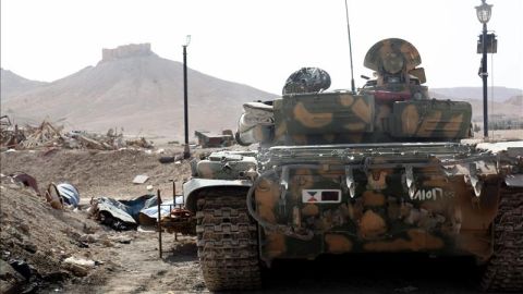 Un tanque blindado sirio toma posici&oacute;n durante los combates registrados el pasado mes de mayo en el antiguo oasis de la ciudad de Palmira