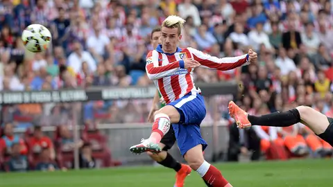 Griezmann remata un balón en un partido con el Atlético Griezmann remata un balón en un partido con el Atlético