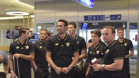La plantilla del Sevilla, en el aeropuerto
