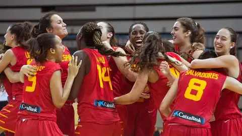 Las chicas de baloncesto celebran su victoria Las chicas de baloncesto celebran su victoria