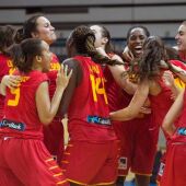 Las chicas de baloncesto celebran su victoria