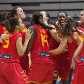 Las chicas de baloncesto celebran su victoria Las chicas de baloncesto celebran su victoria