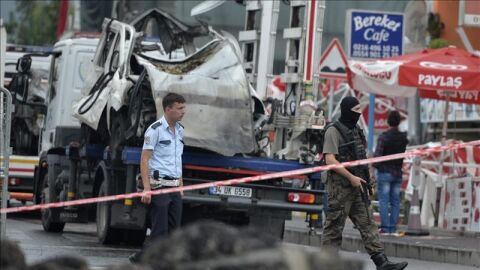 Miembros de los servicios de seguridad turcos inspeccionan la zona donde ha explosionado una bomba en Estambul