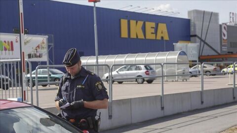 La polic&iacute;a permanece en el lugar donde dos personas han muerto apu&ntilde;aladas en una tienda Ikea en Vasteras 
