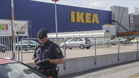 La policía permanece en el lugar donde dos personas han muerto apuñaladas en una tienda Ikea en Vasteras La policía permanece en el lugar donde dos personas han muerto apuñaladas en una tienda Ikea en Vasteras