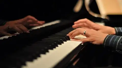 Tocando el piano Tocando el piano