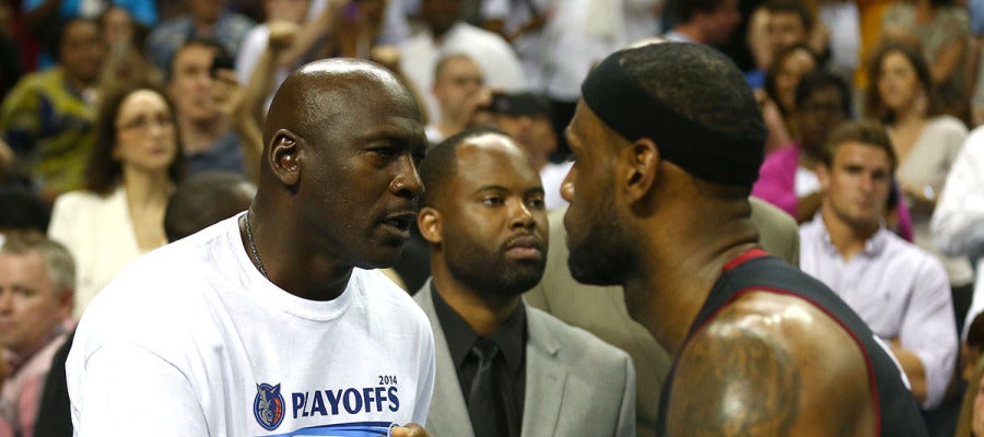 Michael Jordan y Lebron James se saludan antes de un partido de la NBA Michael Jordan y Lebron James se saludan antes de un partido de la NBA