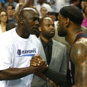 Michael Jordan y Lebron James se saludan antes de un partido de la NBA