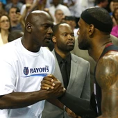 Michael Jordan y Lebron James se saludan antes de un partido de la NBA Michael Jordan y Lebron James se saludan antes de un partido de la NBA