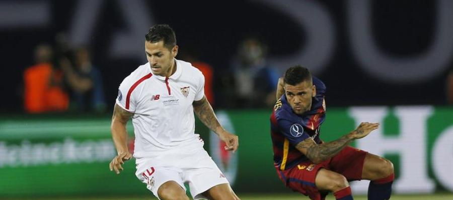 Víctor Vitolo lucha por el balón con el defensa brasileño Dani Alves Víctor Vitolo lucha por el balón con el defensa brasileño Dani Alves