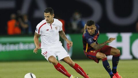 V&iacute;ctor Vitolo lucha por el bal&oacute;n con el defensa brasile&ntilde;o Dani Alves