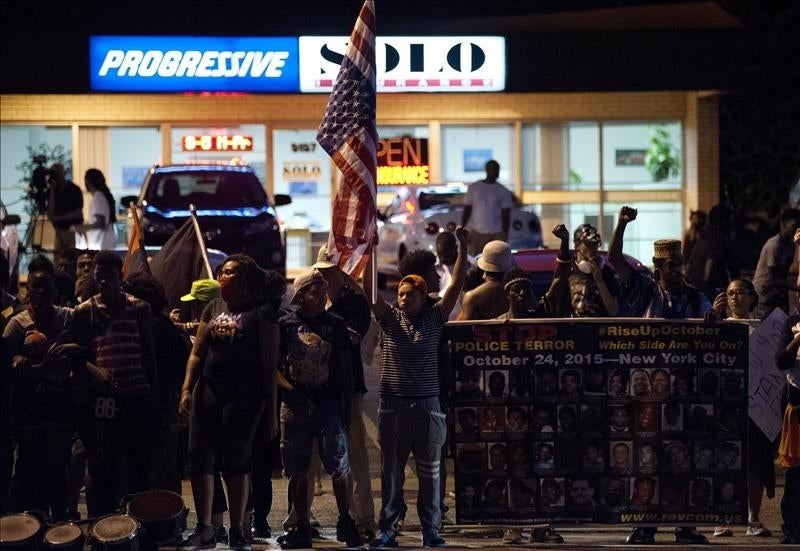 Nuevos disturbios y arrestos en Ferguson en la segunda noche de protestas Nuevos disturbios y arrestos en Ferguson en la segunda noche de protestas