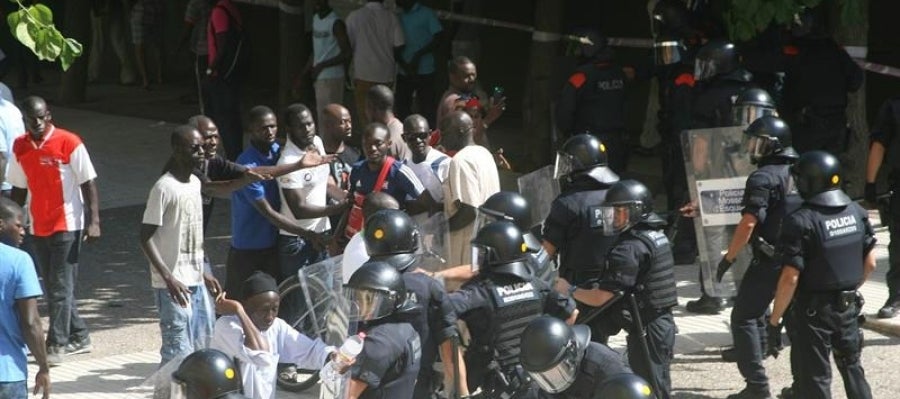 Disturbios entre los Mossos d'Esquadra y un grupo de senegaleses Disturbios entre los Mossos d'Esquadra y un grupo de senegaleses