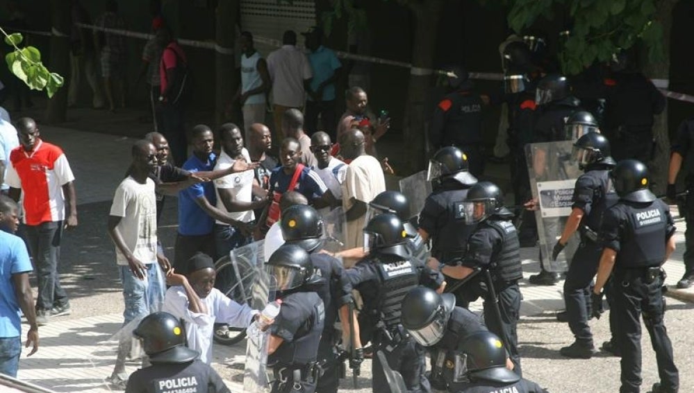Disturbios entre los Mossos d'Esquadra y un grupo de senegaleses