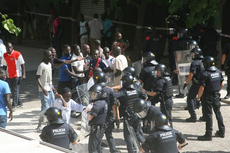 La muerte de un senegalés que huía de los Mossos provoca incidentes en Salou La muerte de un senegalés que huía de los Mossos provoca incidentes en Salou
