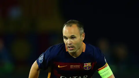 Iniesta en una jugada del partido Iniesta en una jugada del partido