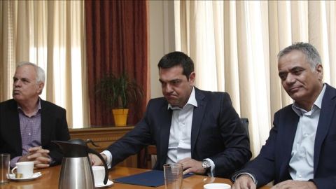 El primer ministro griego, Alexis Tsipras (c), junto al ministro de Energ&iacute;a, Panos Skurletis (d), y al ministro de Desarrollo Rural y Alimentaci&oacute;n, Evangelos Apostolou, durante una reuni&oacute;n.