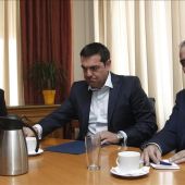 El primer ministro griego, Alexis Tsipras (c), junto al ministro de Energía, Panos Skurletis (d), y al ministro de Desarrollo Rural y Alimentación, Evangelos Apostolou, durante una reunión.