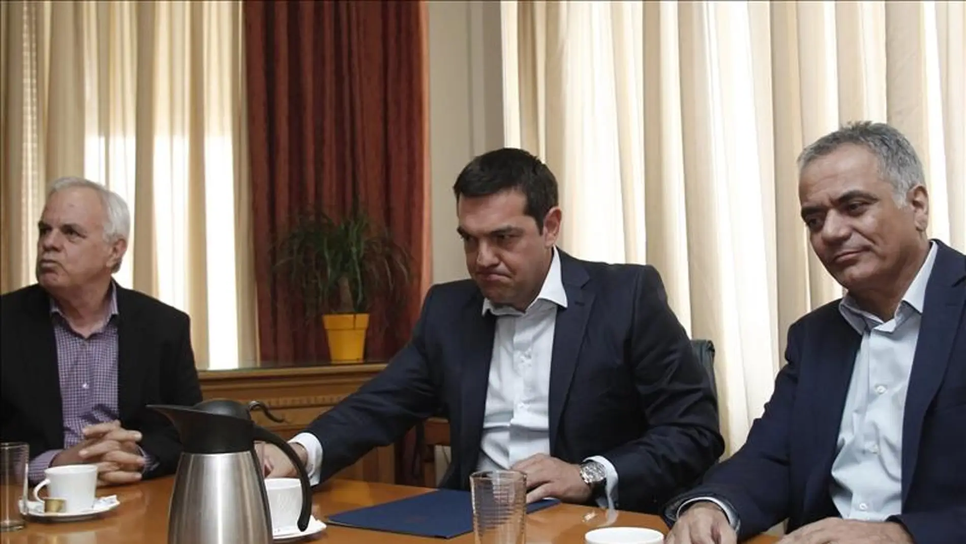 El primer ministro griego, Alexis Tsipras (c), junto al ministro de Energía, Panos Skurletis (d), y al ministro de Desarrollo Rural y Alimentación, Evangelos Apostolou, durante una reunión.