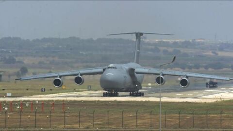 Un avi&oacute;n militar estadounidense C-5 Galaxy aterriza en la base a&eacute;rea de Incirlik en Adana, Turqu&iacute;a.