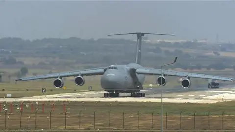 Un avión militar estadounidense C-5 Galaxy aterriza en la base aérea de Incirlik en Adana, Turquía. Un avión militar estadounidense C-5 Galaxy aterriza en la base aérea de Incirlik en Adana, Turquía.