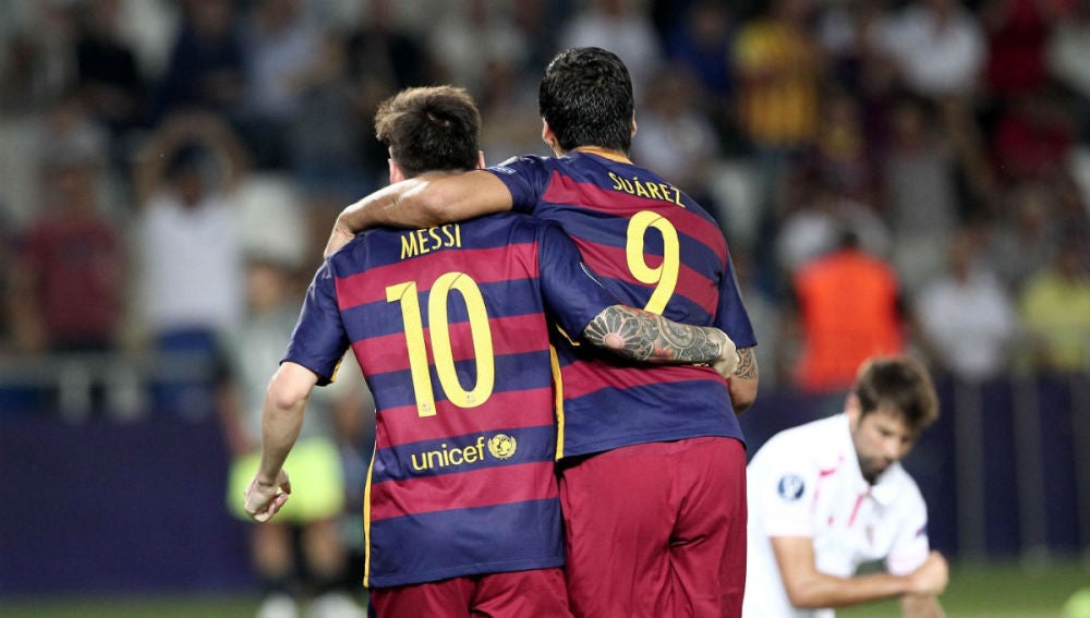 Suárez y Messi celebran un gol