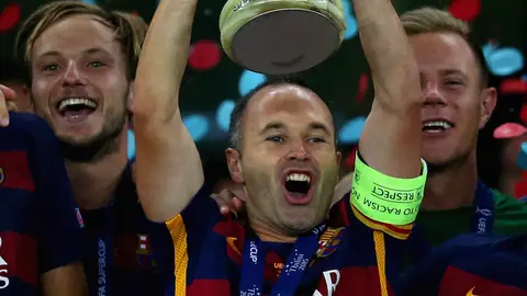 Iniesta iguala a Xavi con este título Iniesta iguala a Xavi con este título