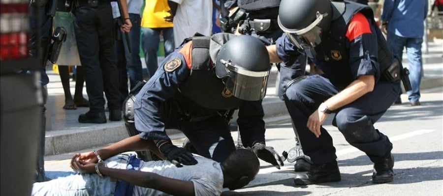 Los Mossos retienen a un participante en los disturbios de Salou Los Mossos retienen a un participante en los disturbios de Salou