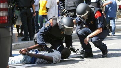 Los Mossos retienen a un participante en los disturbios de Salou