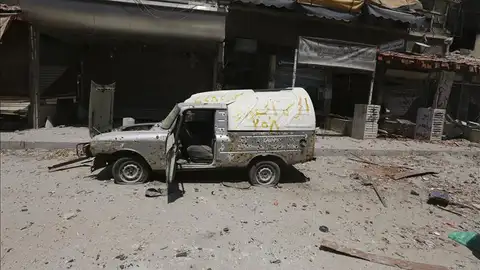 Una calle siria destruida por un ataque con cohetes. Una calle siria destruida por un ataque con cohetes.