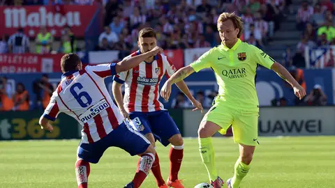 Rakitic maneja el balón ante la defensa de Koke y Siqueira Rakitic maneja el balón ante la defensa de Koke y Siqueira