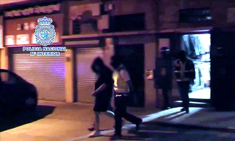 Libertad con cargos para el hombre que vendía camisetas con emblemas yihadistas Libertad con cargos para el hombre que vendía camisetas con emblemas yihadistas