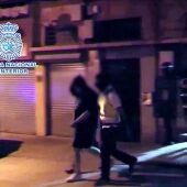  Imagen de un video facilitado por la Policía Nacional de la detención de un hombre de nacionalidad española que vendía prendas de vestir con emblemas yihadistas y fotos de atentados.