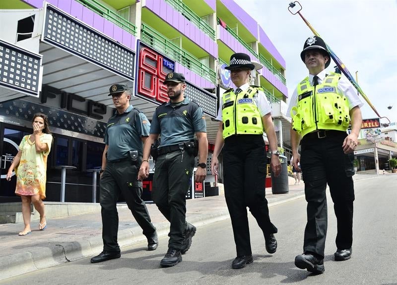 Dos 'bobbies' británicos patrullan por Magaluf para calmar a las hordas de turistas Dos 'bobbies' británicos patrullan por Magaluf para calmar a las hordas de turistas